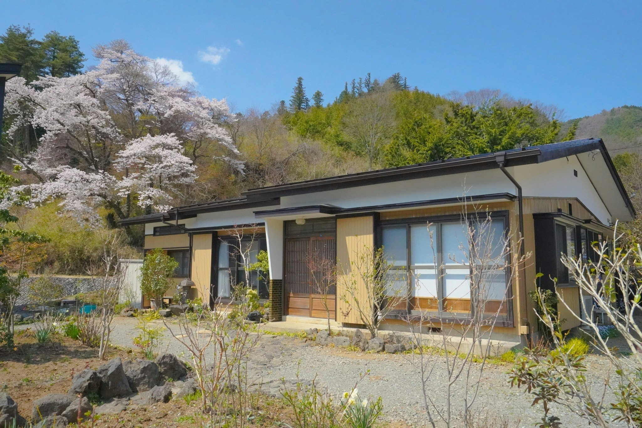 富士山の麓にある大正浪漫を感じる家「三ッ峠の宿」